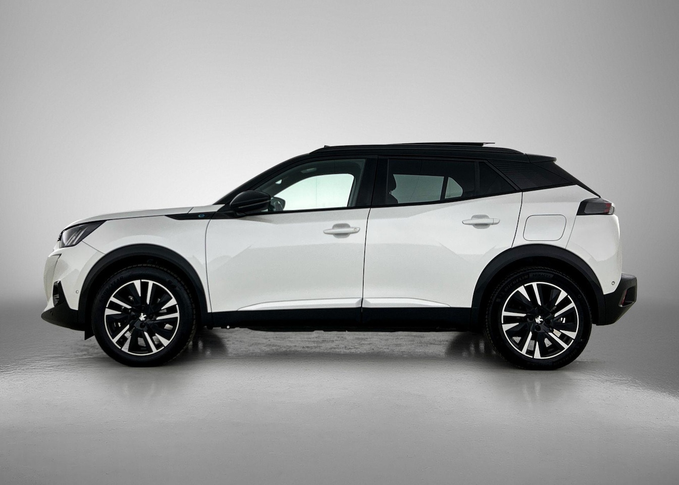 Peugeot e-2008 - SUV EV GT Pack 50 kWh 136pk | Navigatie | Schuif-/kanteldak | Achteruitrijcamera | Stoelve - AutoWereld.nl