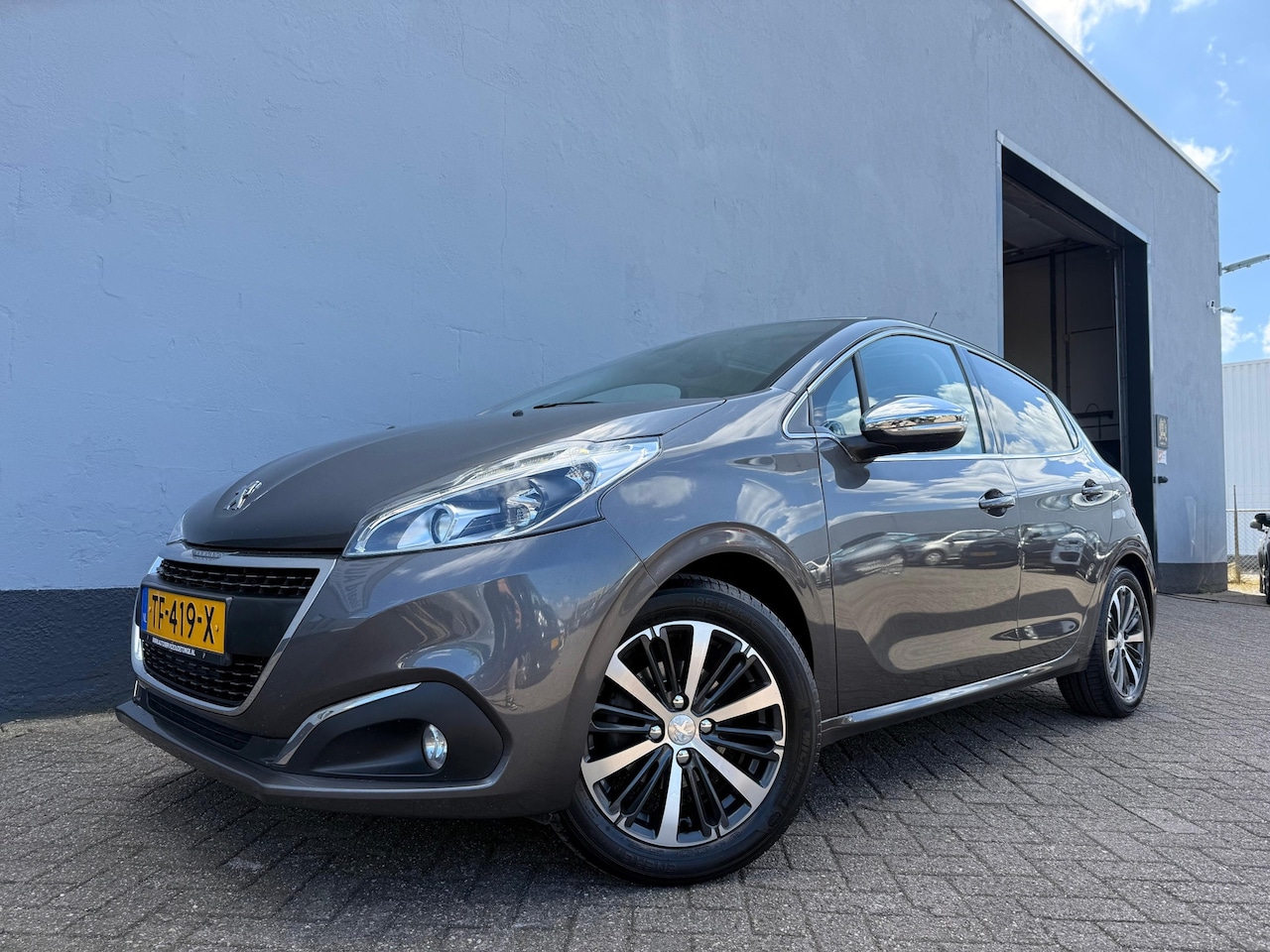 Peugeot 208 - 1.2 PureTech Allure - Panorama - CarPlay - AutoWereld.nl