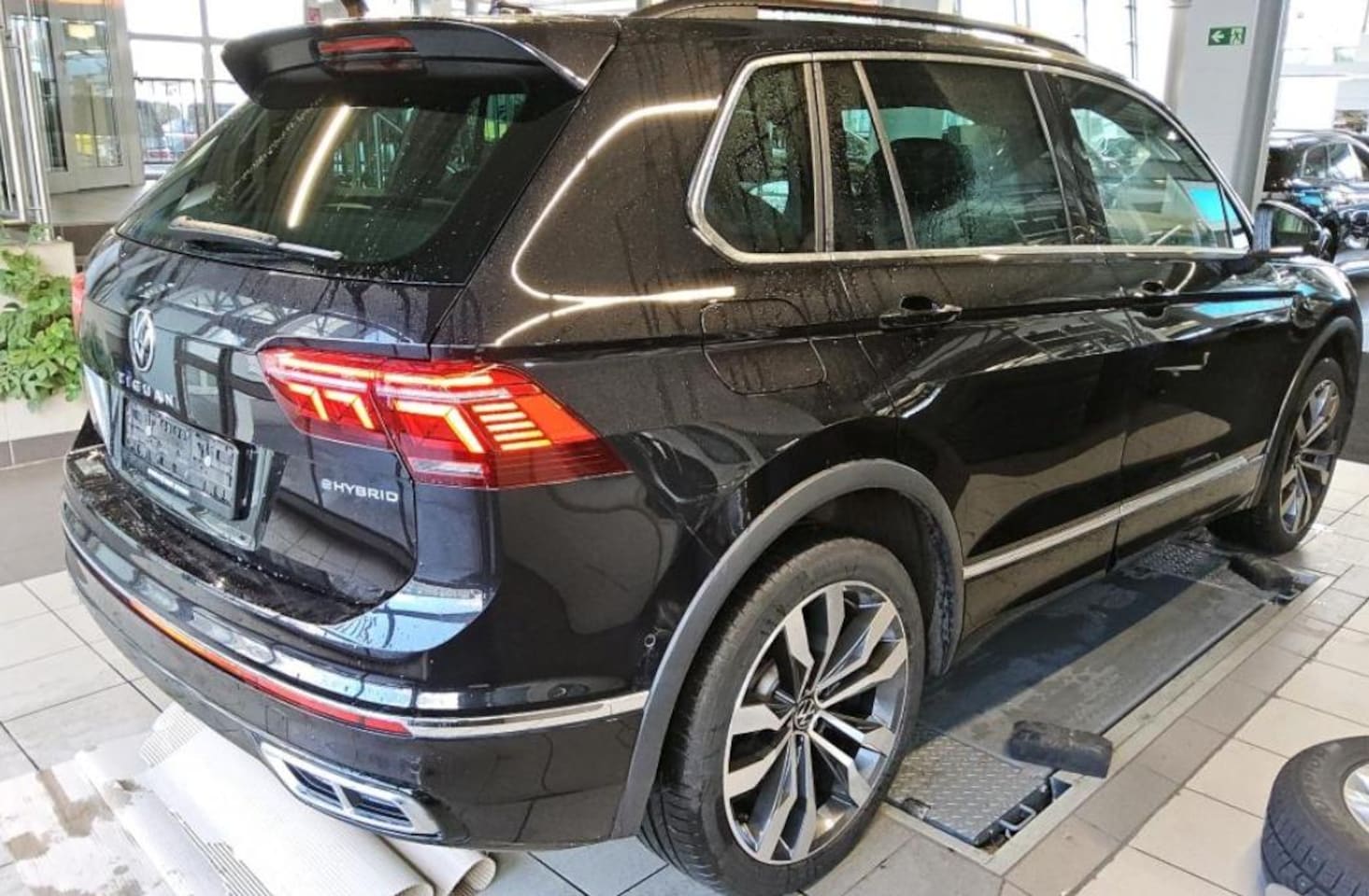 Volkswagen Tiguan - 1.4 TSI eHybrid R-Line Business+ 245 PK| Dealeronderhouden | Trekhaak | Navigatie | Stoelv - AutoWereld.nl