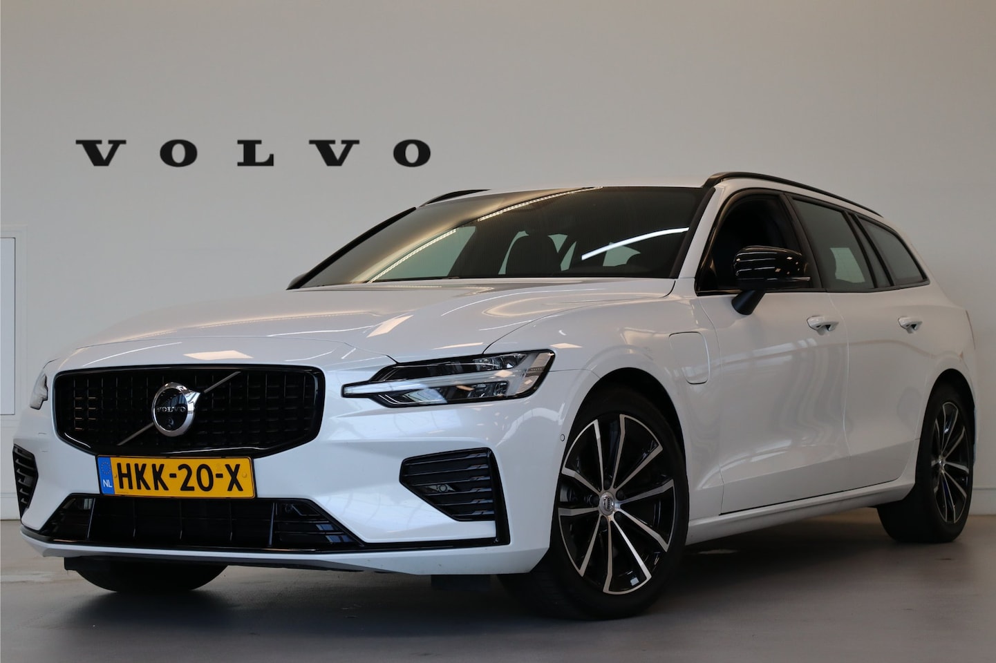 Volvo V60 - T6 350PK AWD Plus Dark | Trekhaak | 360° | Contourstoelen | HK | All Season - AutoWereld.nl