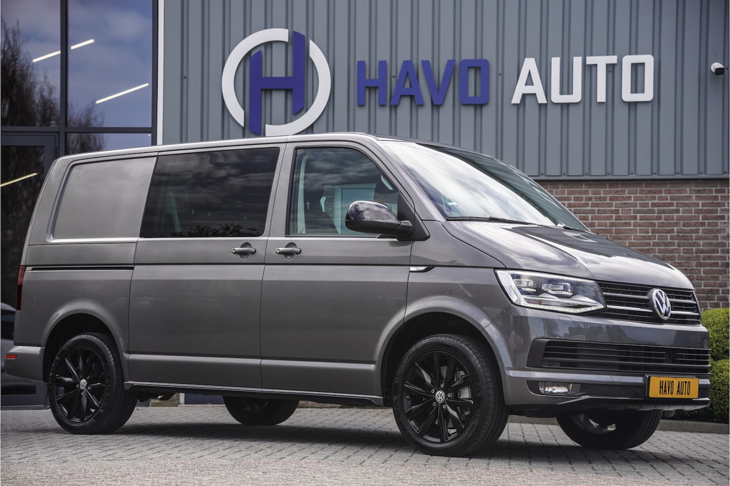 Volkswagen Transporter - 2.0 TSI L1H1 Highline 2.0 TSI L1H1 Highline, DUBBEL CABINE 5P, TREKHAAK, NAVI - AutoWereld.nl