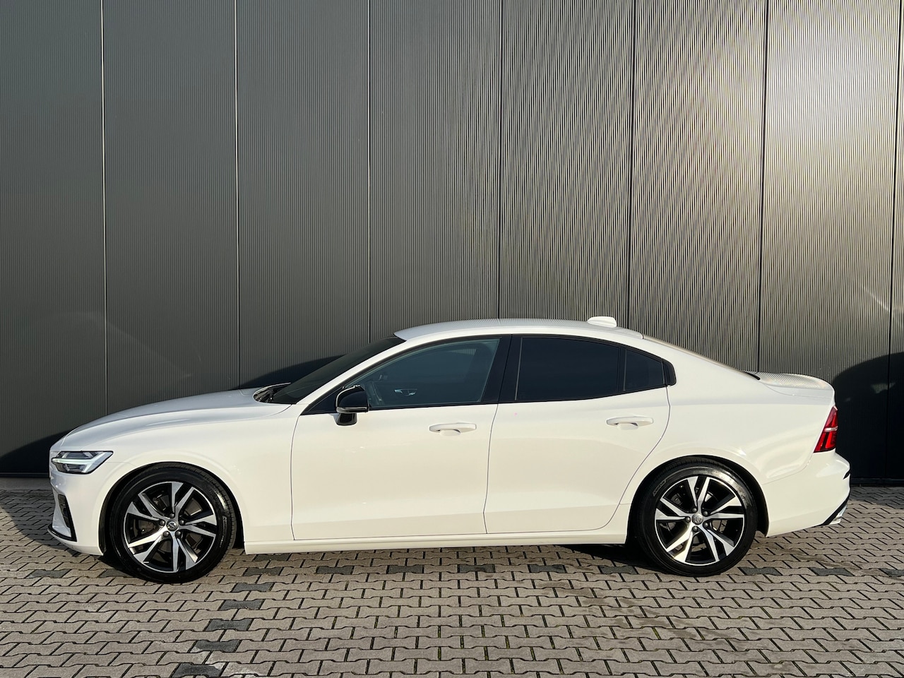 Volvo S60 - 2.0 B3 R-Design | Stoel en stuurwiel verwarming | Sportstoelen | Adaptieve Cruise control - AutoWereld.nl