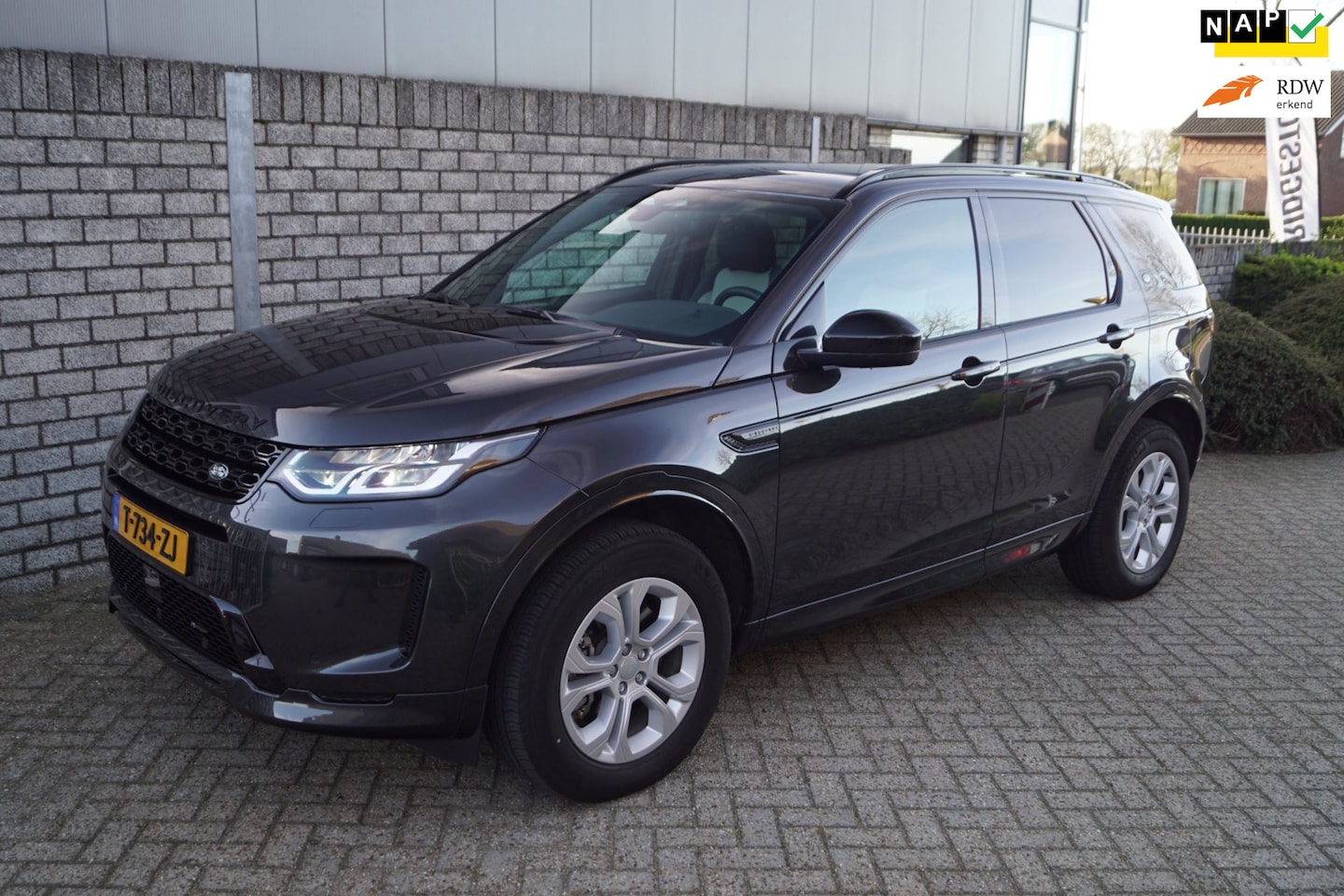 Land Rover Discovery Sport - P300e 1.5 R-Dynamic HSE Autom Panodak Adaptieve Cruise Leder Navi Camera Clima 2x PDC LMV - AutoWereld.nl