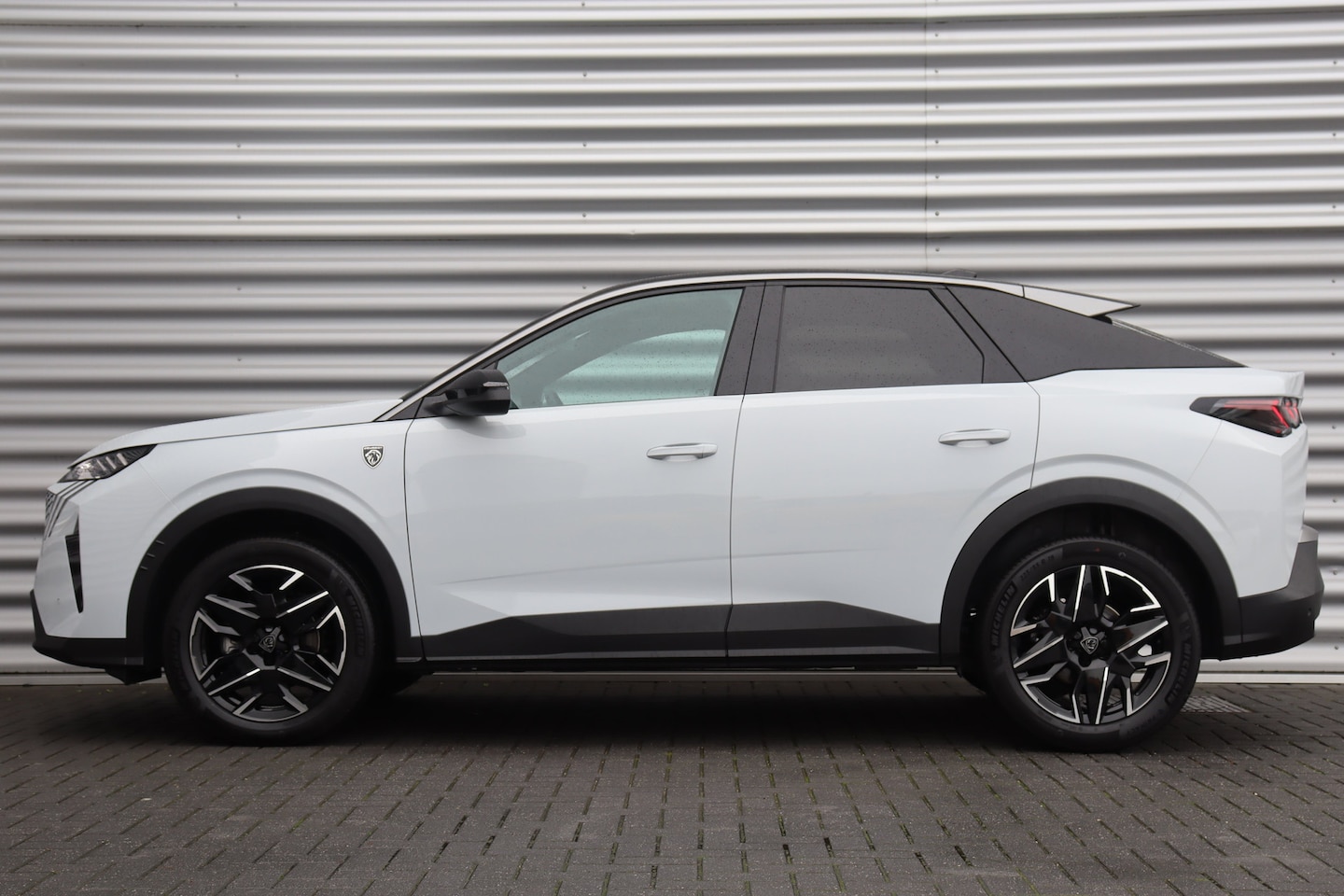Peugeot 3008 - 1.2 HYBRID 145PK GT AUTOMAAT / NAVI / LEDER / CLIMA / LED / PDC / 19" LMV / CAMERA / WINTE - AutoWereld.nl
