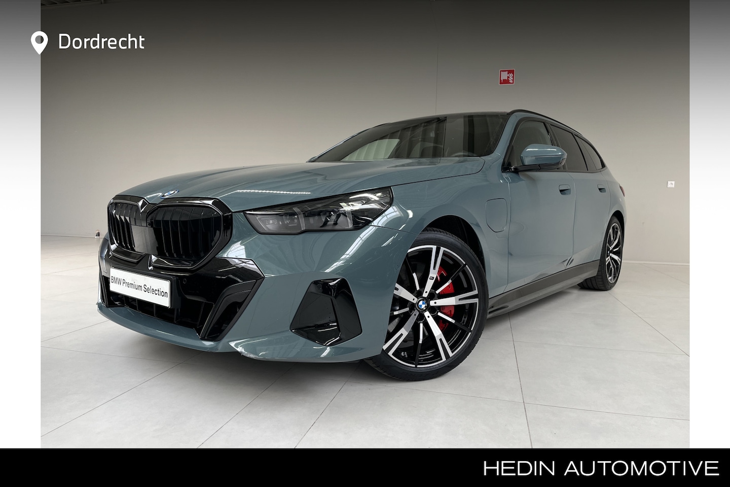 BMW 5-serie Touring - 550e xDrive M-Sport Pro | 20" | Panorama | CoPilot | Bowers & Wilkins | Trekhaak | - AutoWereld.nl