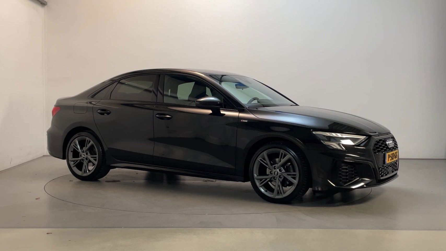 Audi A3 Limousine - 30 TFSI S Edition S-Line LED Leder-Stof Navigatie Parkeersensoren - AutoWereld.nl