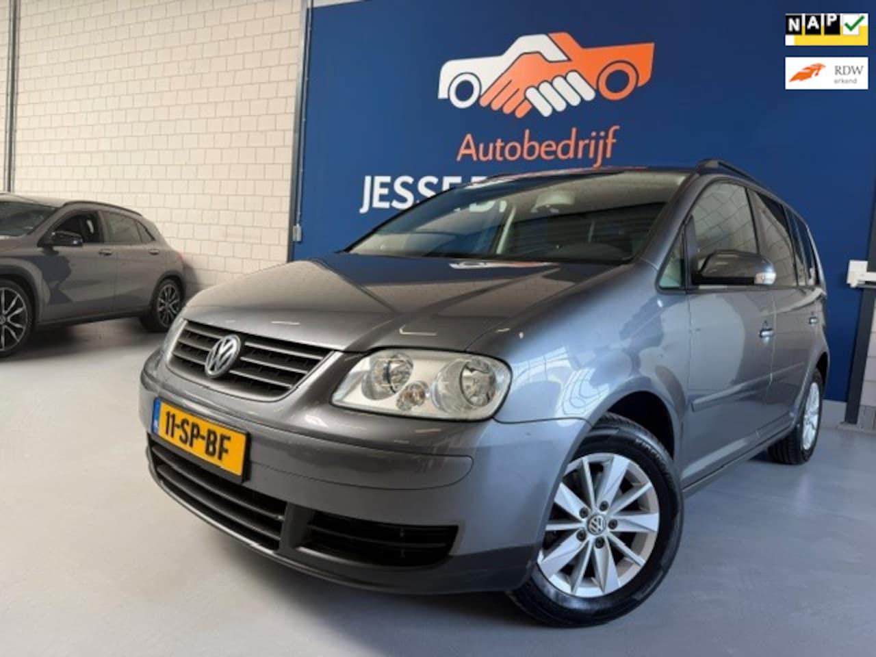 Volkswagen Touran - 1.6-16V FSI Business / bj.2006 / kleur: grijs / airco / sportvelgen / trekhaak / APK 06/20 - AutoWereld.nl