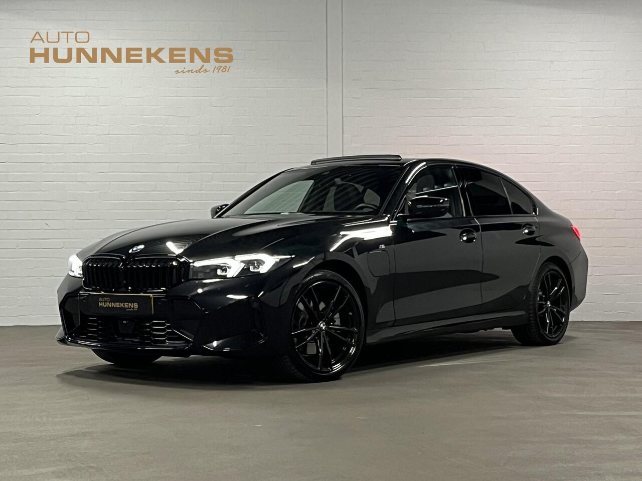 BMW 3-serie - 330e M-pakket | Adapt. cruise | Open dak | Trekhaak | Head-up | Stoelverwarming | Sfeerver - AutoWereld.nl