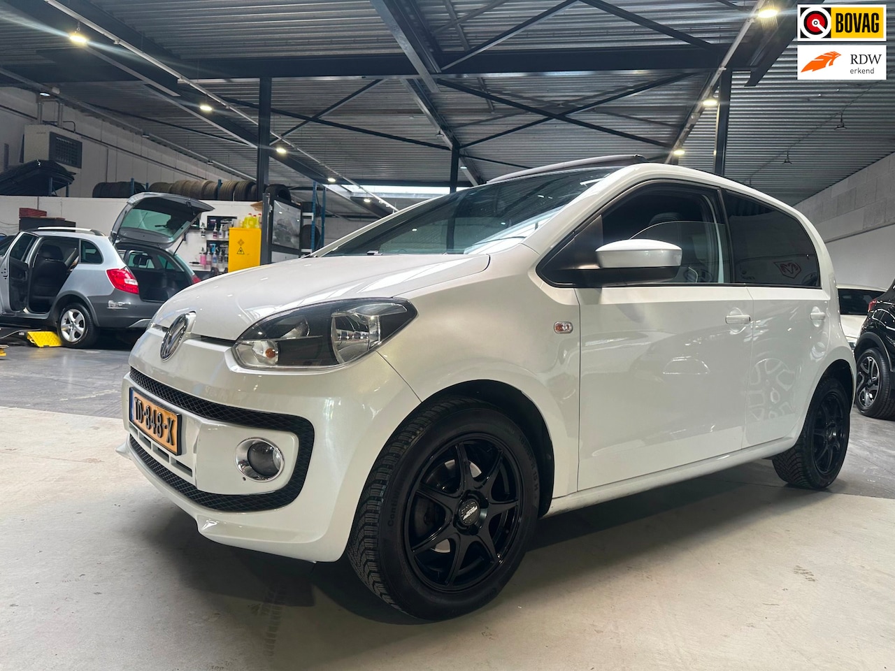 Volkswagen Up! - 1.0 high up! Panoramadak/Leder/Dealer onderhouden/Apk nieuw - AutoWereld.nl