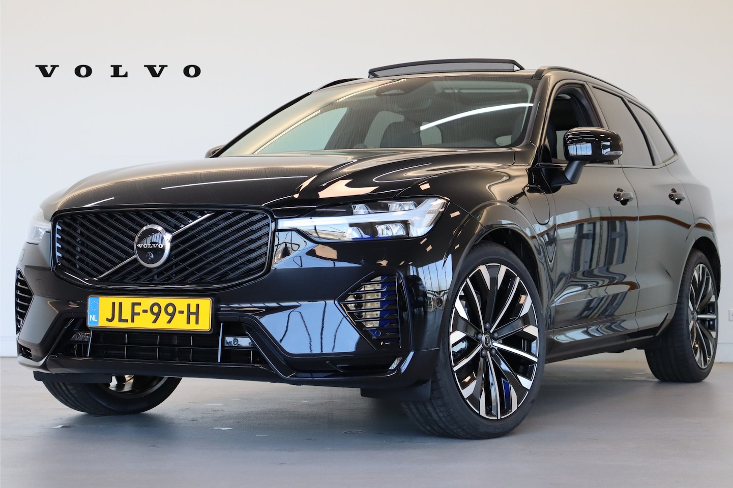 Volvo XC60 - T6 350PK AWD Ultra Dark | Executive | Luchtvering | B&W | 21" | Massage | HUD - AutoWereld.nl