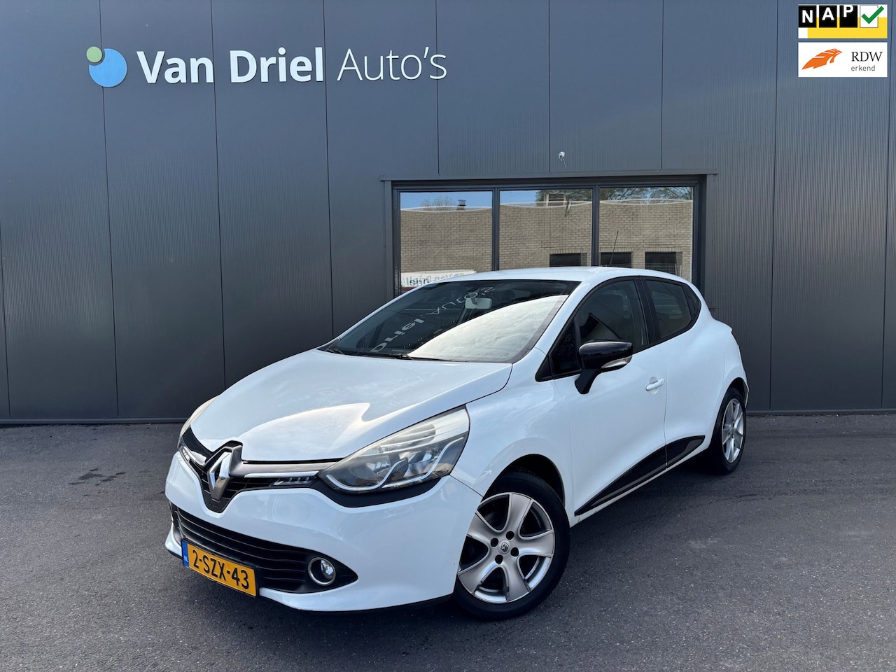 Renault Clio - TCe 90 Expression / Navigatie / Airco / Parkeersensoren achter! - AutoWereld.nl