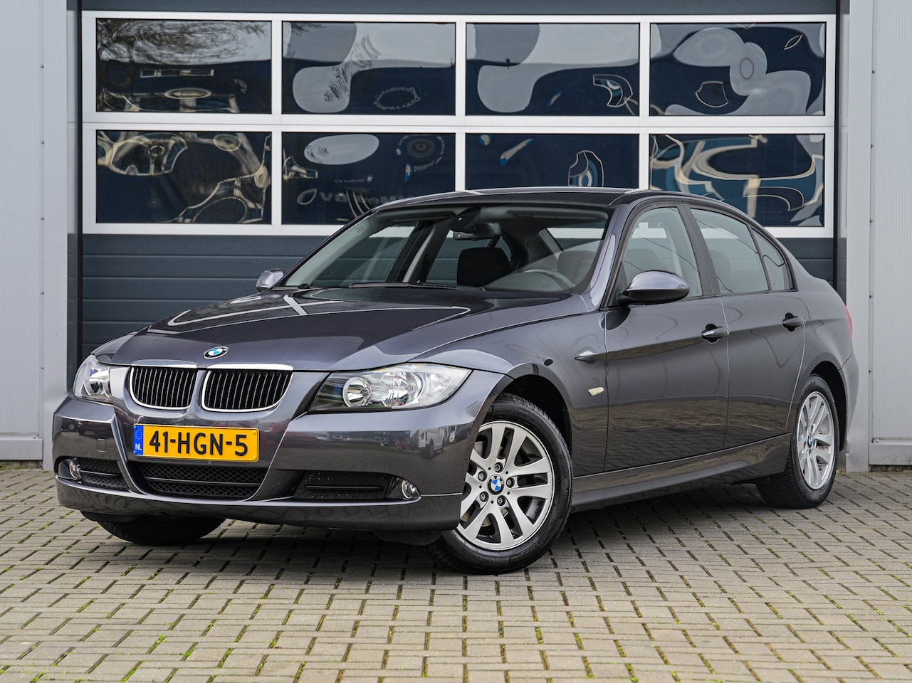 BMW 3-serie - 320i Executive | Climate control | Cruise control | PDC | Lichtmetalen velgen - AutoWereld.nl