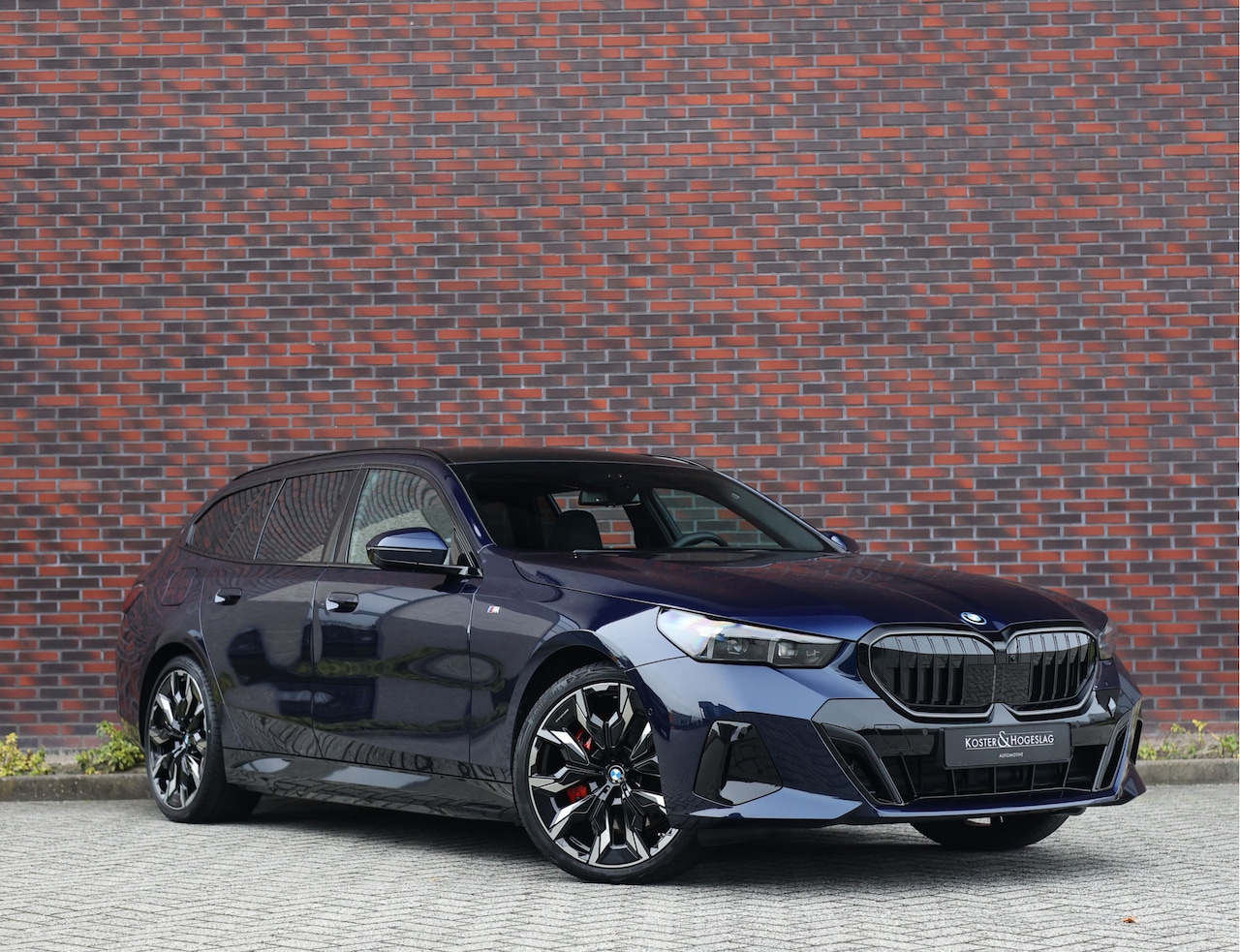 BMW 5-serie Touring - 550e xDrive | Pano - Trekhaak - B&W - AutoWereld.nl