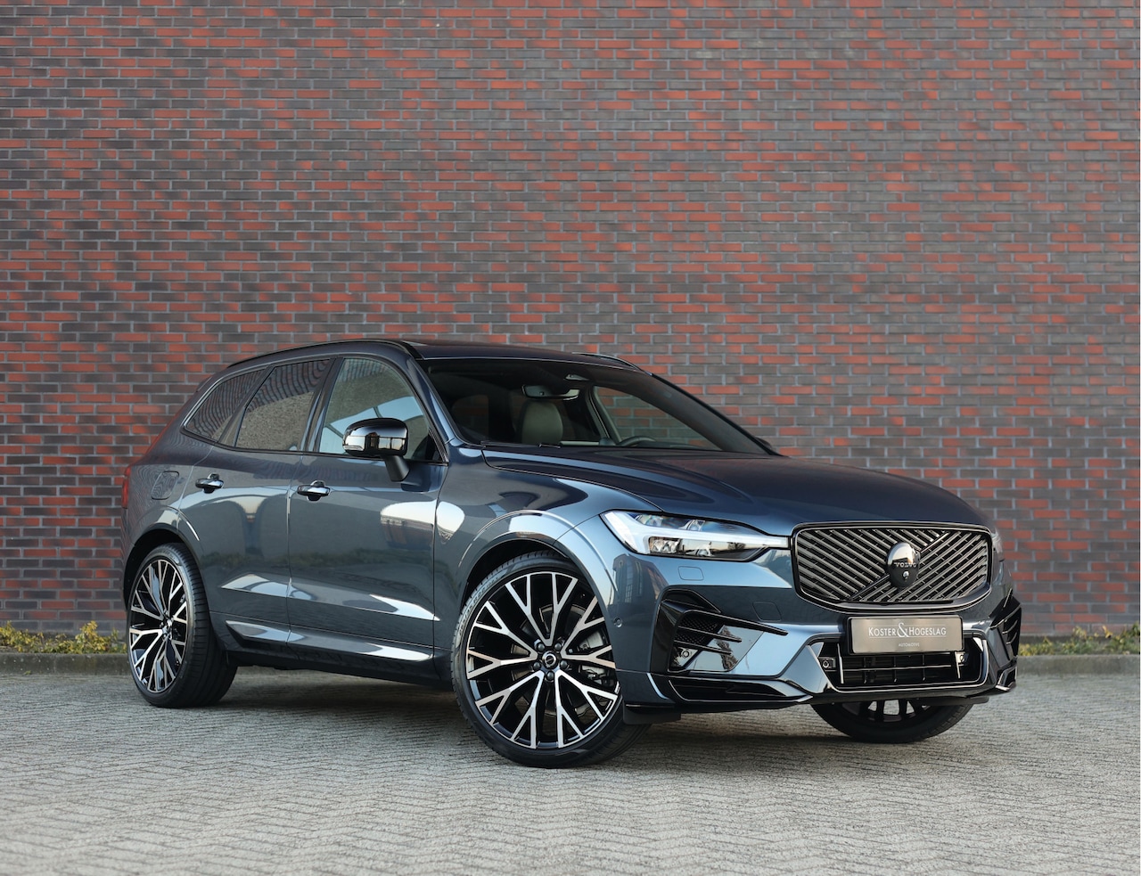 Volvo XC60 - T8 AWD Ultra Dark | Heico - Nieuw - Vol! - AutoWereld.nl