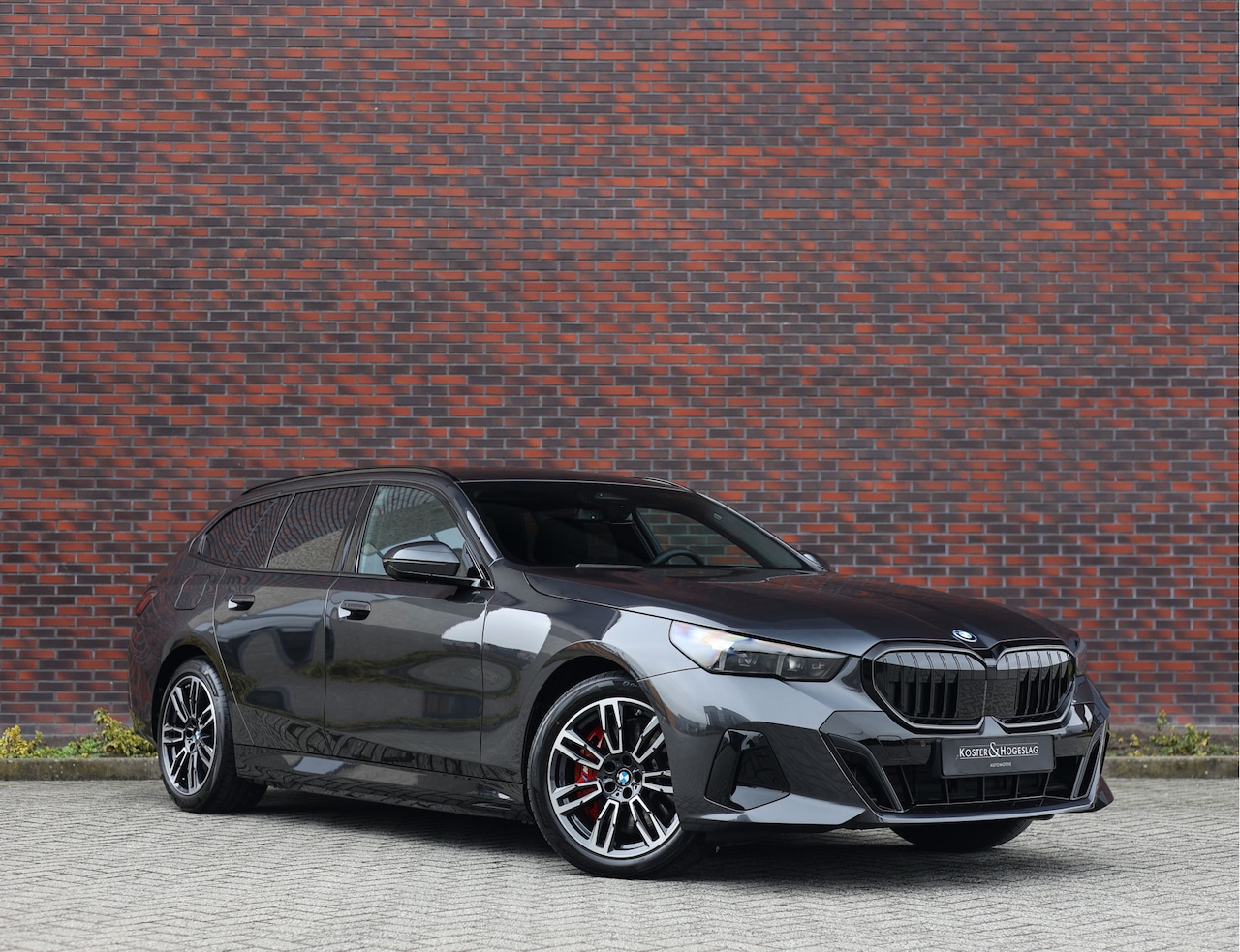 BMW 5-serie Touring - 550e xDrive | Trekhaak - M Sport Pro - Alcantara - AutoWereld.nl