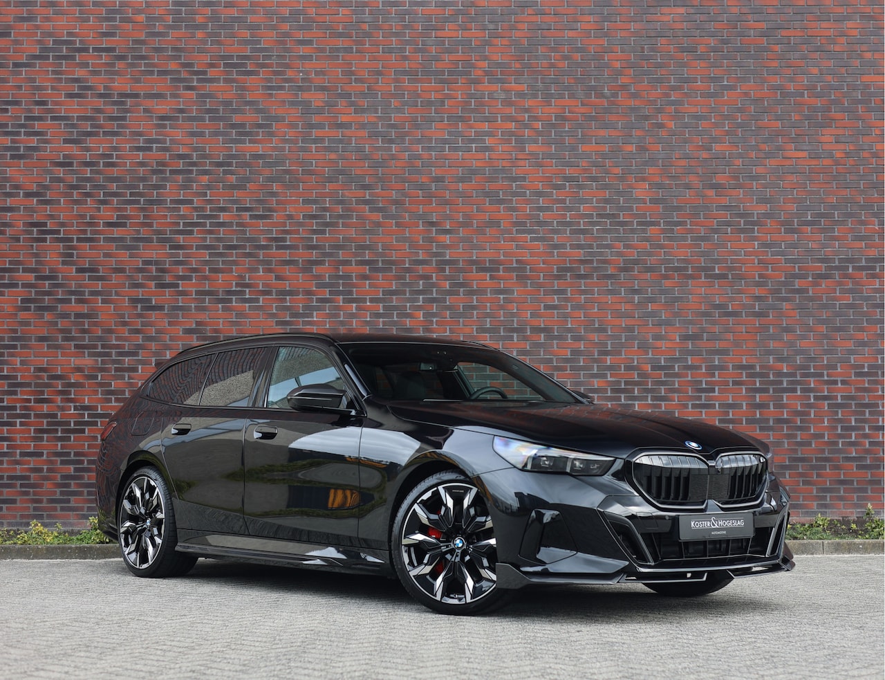 BMW 5-serie Touring - 550e xDrive | M Performance - Pano - Trekhaak - AutoWereld.nl
