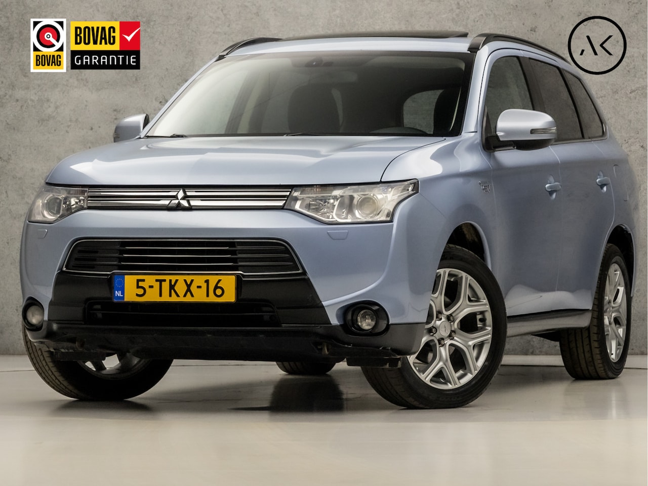 Mitsubishi Outlander - 2.0 PHEV Deluxe 203Pk Automaat (SCHUIFDAK, NAVIGATIE, LEDER, CAMERA, STOELVERWARMING, SPOR - AutoWereld.nl
