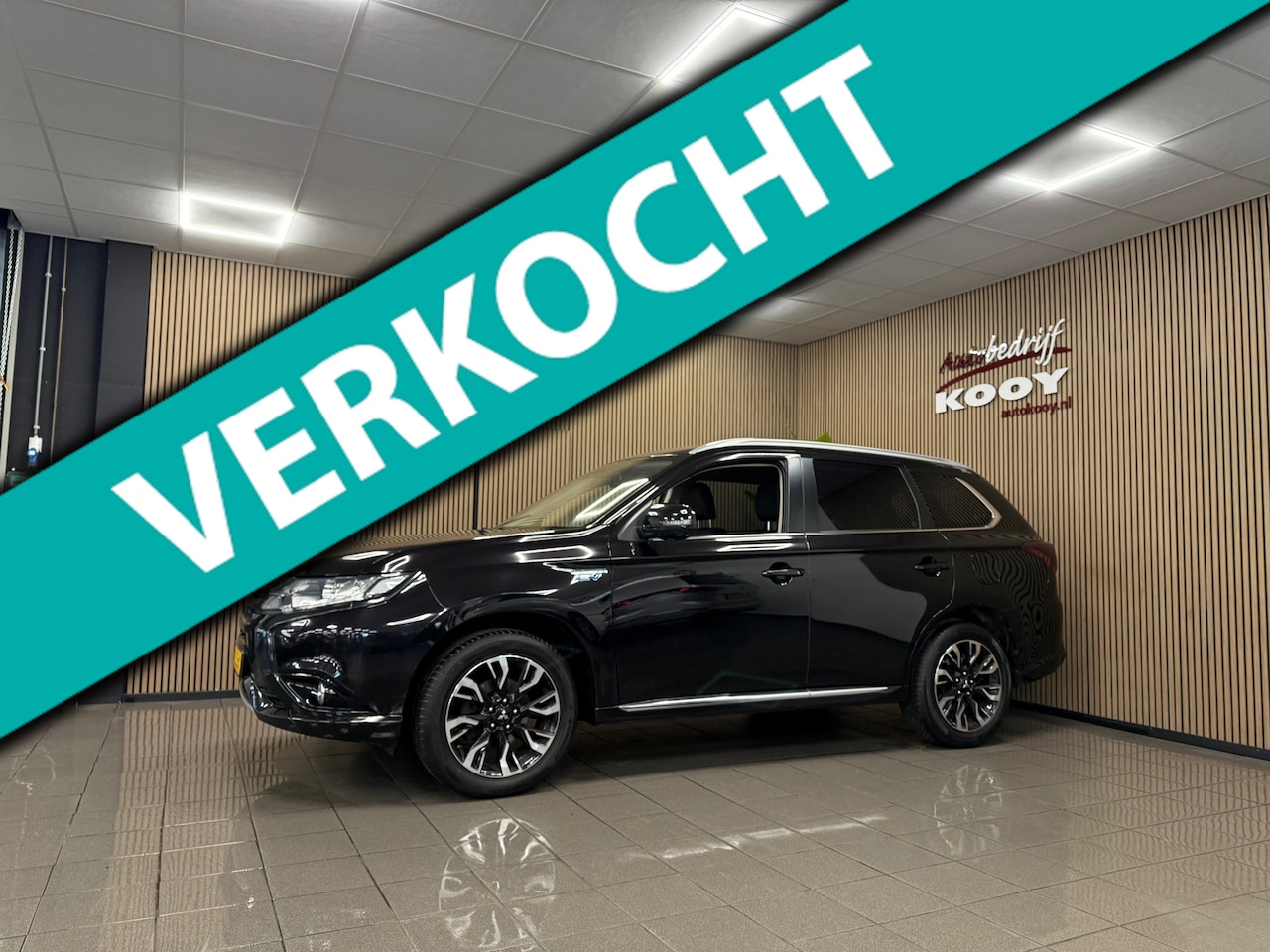 Mitsubishi Outlander - 2.0 PHEV Premium * Afn. Trekhaak / Camera / LED / 18" LM Velgen / NL Auto * - AutoWereld.nl