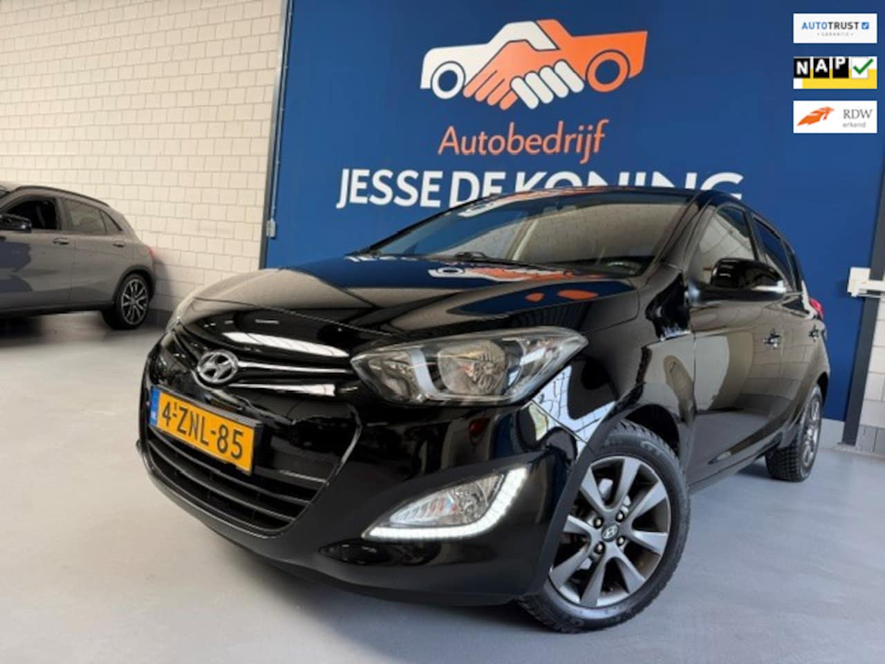 Hyundai i20 - 1.2i Go! / bj.2015 / kleur: zwart / 5 deurs / NAP met 104885 km.en APK tot 03/2027 / Airco - AutoWereld.nl