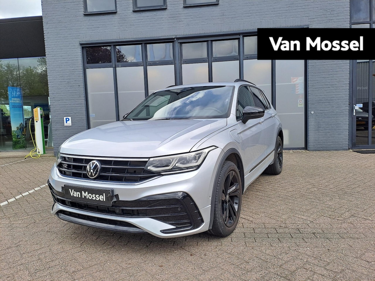 Volkswagen Tiguan - 1.4 TSI eHybrid R-Line Business+ | PANO-SCHUIFDAK | STOEL-STUURWIELVERWARMING | NAVIGATIE - AutoWereld.nl