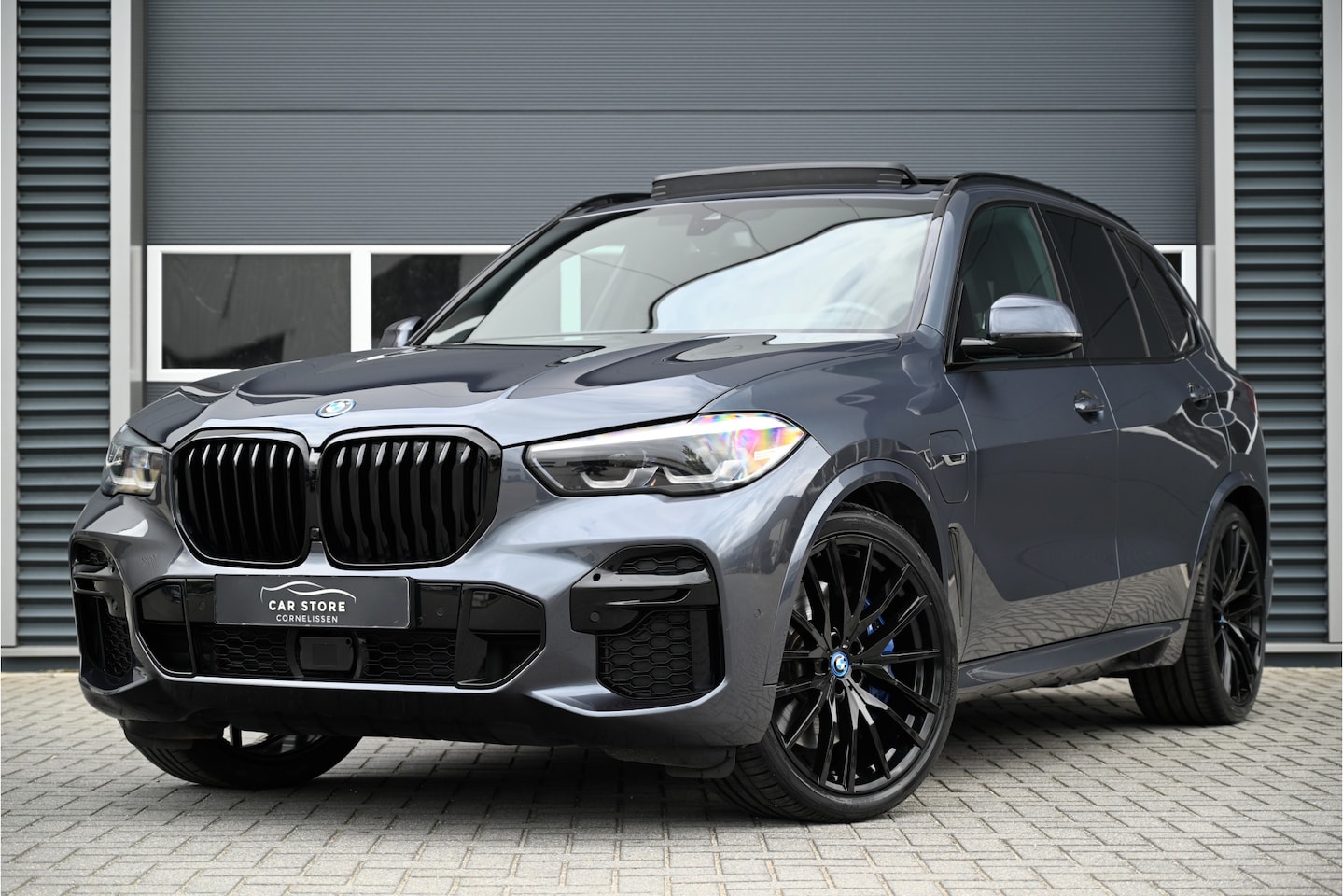 BMW X5 - xDrive45e M-SPORT / PANO / TREKHAAK / MEMORY / 22" / DEALERONDERHOUDEN / ARCTIC GREY / TOP - AutoWereld.nl