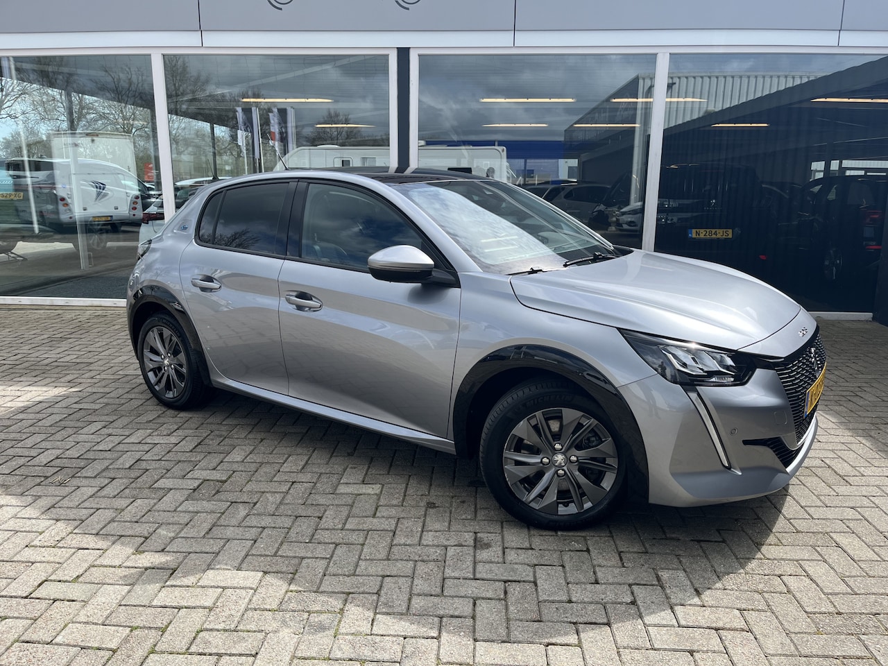 Peugeot e-208 - EV Allure 50 kWh Pano / Led / Cruise / carplay / Camera / Stoelverwarming - AutoWereld.nl