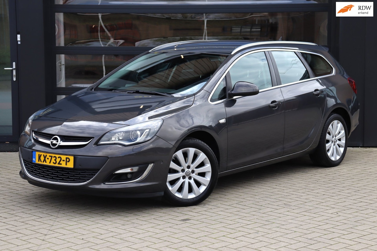 Opel Astra Sports Tourer - 1.4 Turbo Blitz | Xenon | Navi | Cruise | Airco | Sensoren | Trekhaak | Half Leder - AutoWereld.nl