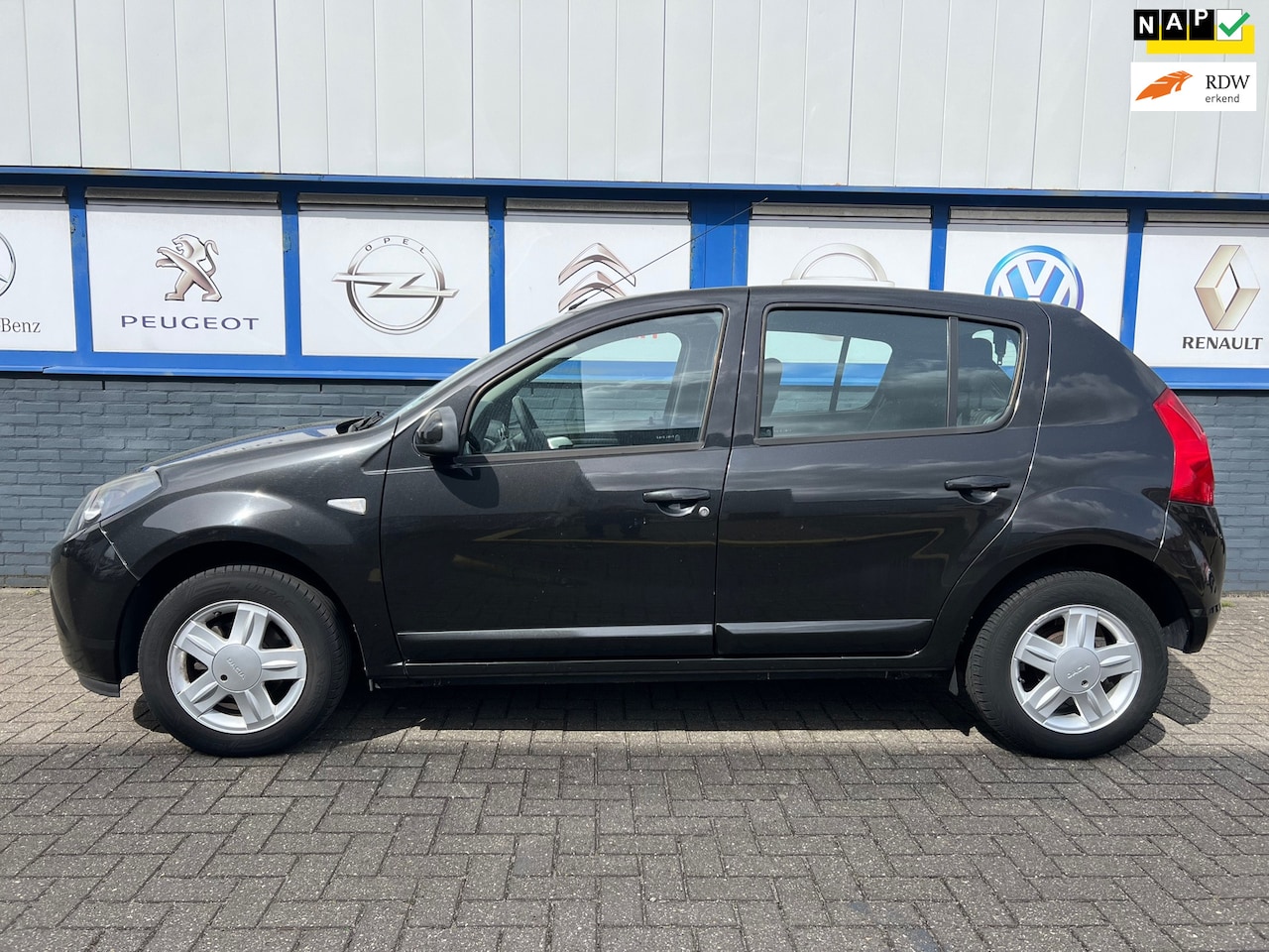 Dacia Sandero - 1.2 Blackline 2011 108000KM NWE.APK 2995EU - AutoWereld.nl