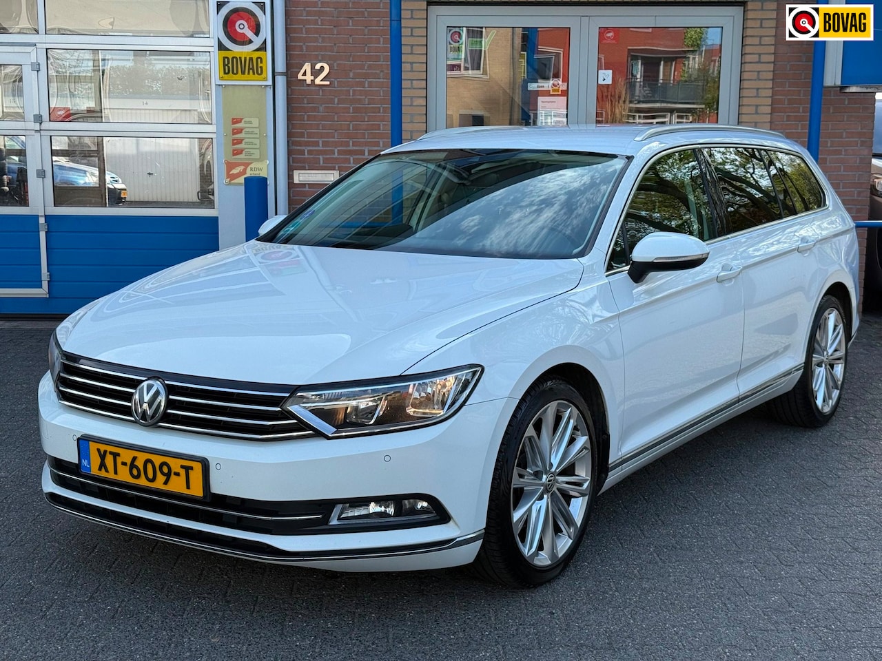 Volkswagen Passat Variant - 1.4 TSI ACT Highline Business R | Trekhaak | Parkeersensoren V+A + Camera | adaptive cruis - AutoWereld.nl