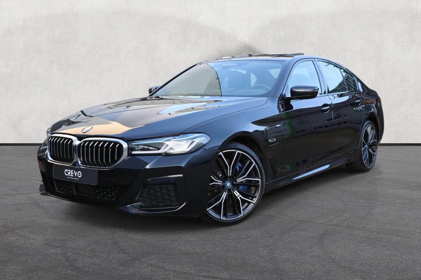 BMW 5-serie - 545e xDrive | HUD | H&K | Keyless | PANO | - AutoWereld.nl
