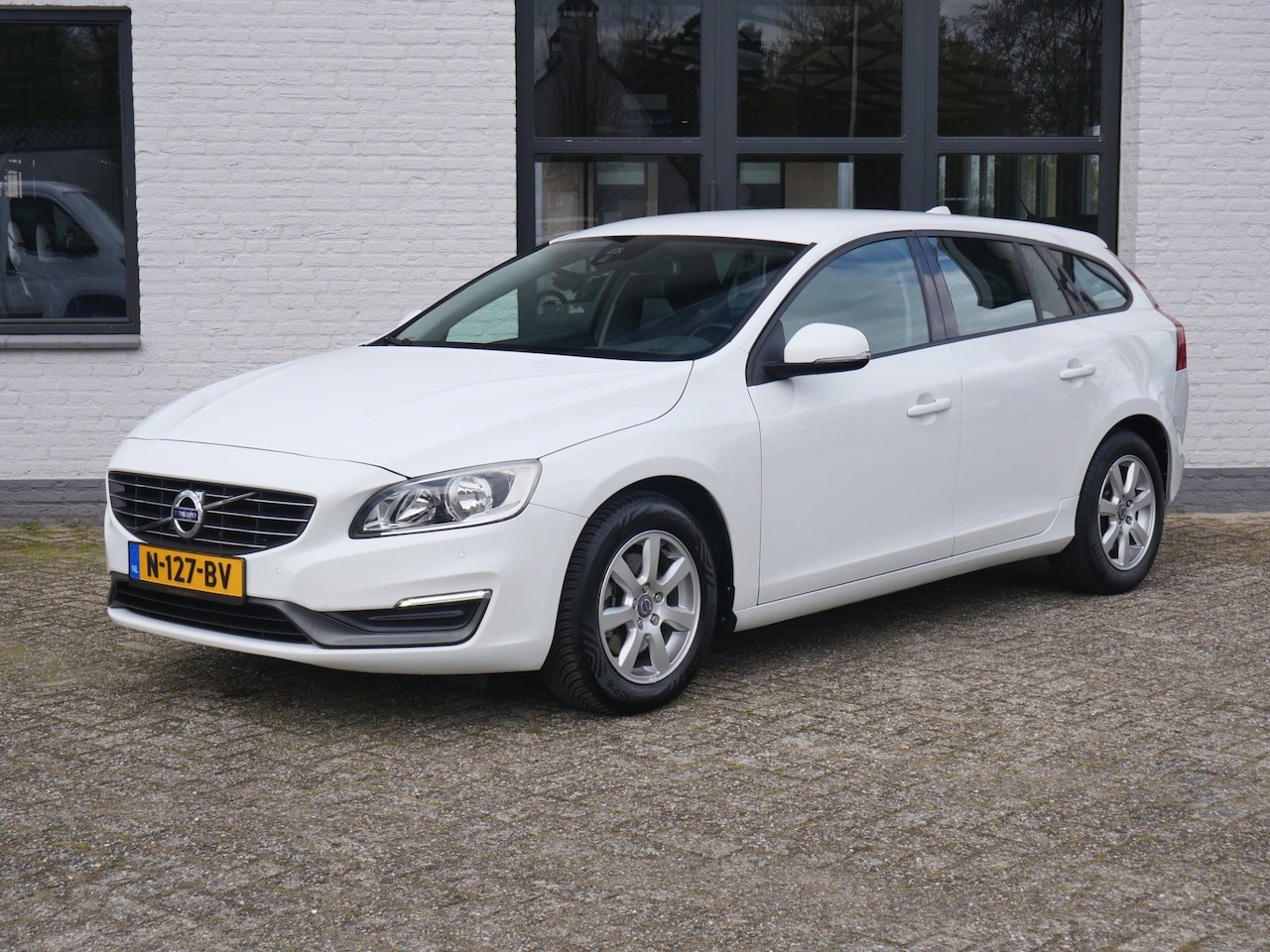 Volvo V60 - 1.6 T3 Kinetic Ecc Navi Led Trekhaak - AutoWereld.nl