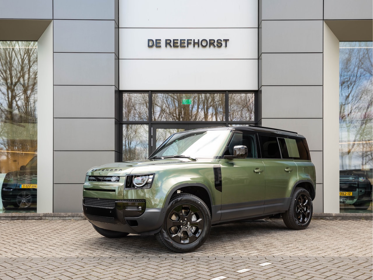 Land Rover Defender 110 - 2.0 P300e 110 Forest Edition | Driver Assist Pack | Comfort & Convenience Pack | Sliding p - AutoWereld.nl