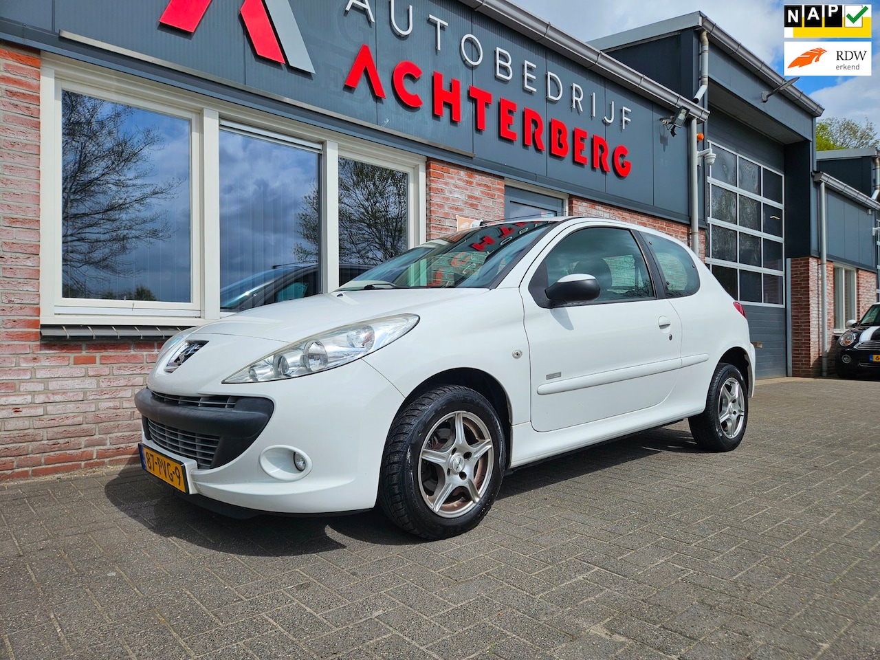 Peugeot 206 - 1.4 Millesim 200 Trekhaak! Cruise Control! Leuke Auto! Nieuwe Apk! - AutoWereld.nl