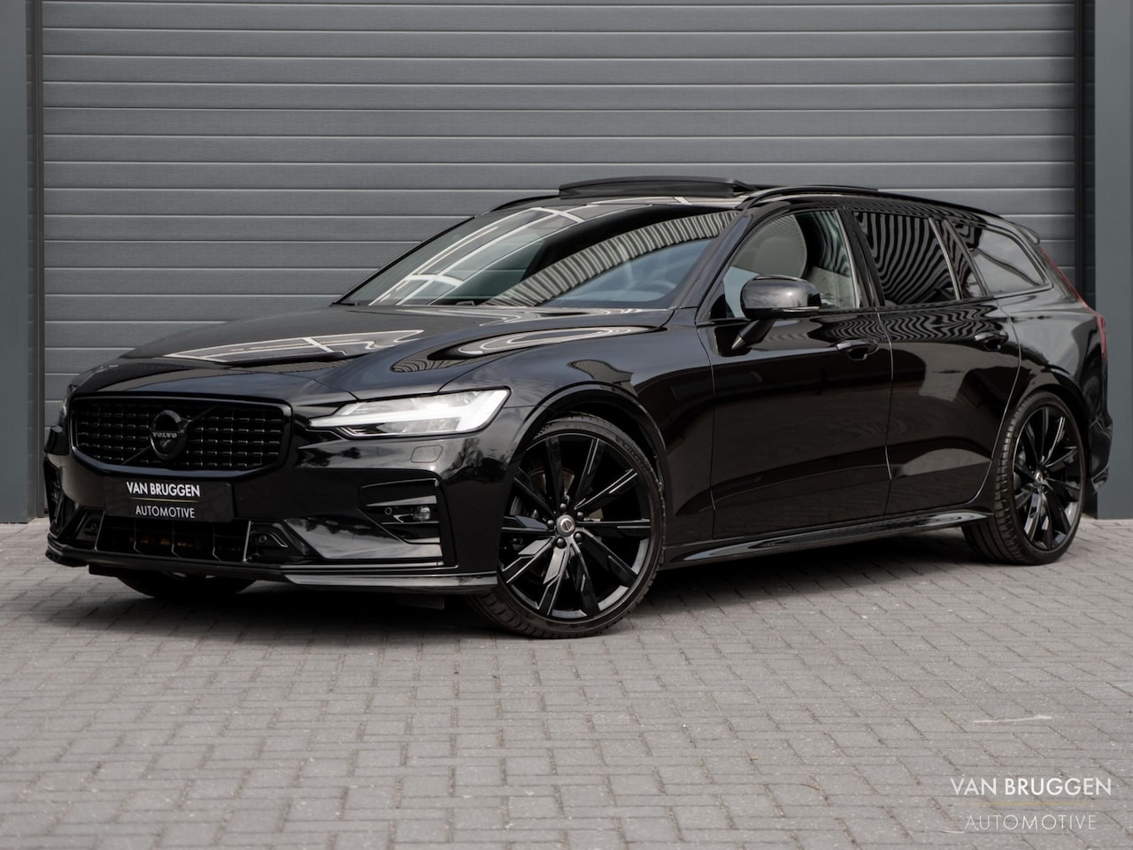 Volvo V60 - 2.0 B4 R-Design Pano HK-Audio Trekhaak 360 Leder 20" BTW - AutoWereld.nl