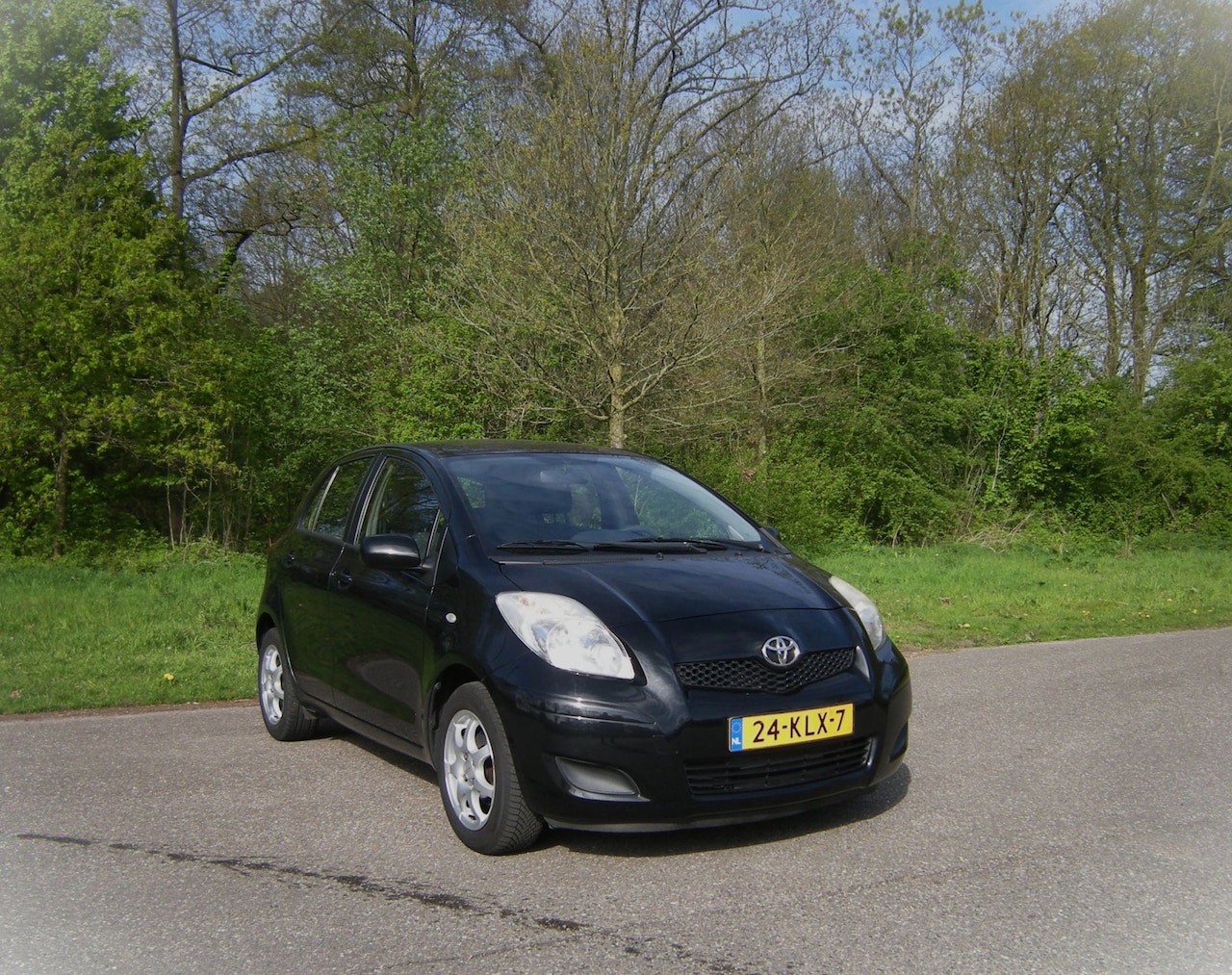 Toyota Yaris - 1.3 VVTi Aspiration . AUTOMAAT . 5 Drs . Flippers . Airco . Trekhaak . enz - AutoWereld.nl