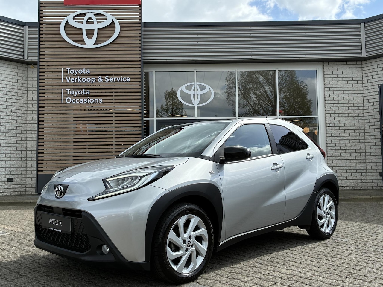 Toyota Aygo X - FIRST STOELVERW APPLE/ANDROID 17" LM-VELGEN CLIMA AD-CRUISE PRIVACY-GLASS - AutoWereld.nl