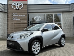 Toyota Aygo X - FIRST STOELVERW APPLE/ANDROID 17" LM-VELGEN CLIMA AD-CRUISE PRIVACY-GLASS