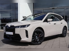 BMW iX - xDrive45 M Sport / Panoramadak Sky Lounge / Trekhaak / Stoelventilatie / Adaptieve LED / H