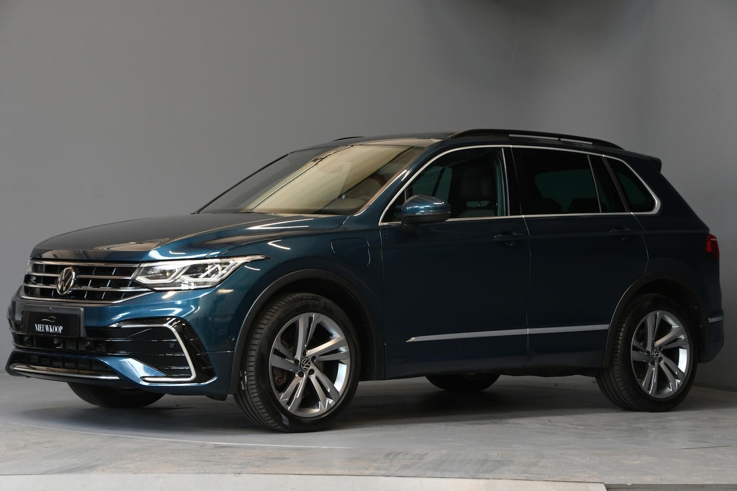 Volkswagen Tiguan - 1.4 TSI eHybrid R-Line Business+ PANO | 360 | TREKHAAK ELEKT - AutoWereld.nl