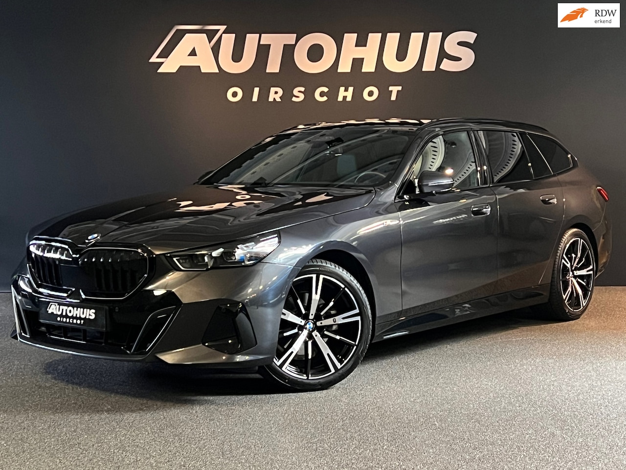 BMW 5-serie Touring - 520i High Executive Edition M Trekhaak/ Stuurverwarming/ H&K/ 20"/ Glazendak/ Memoryseats/ - AutoWereld.nl