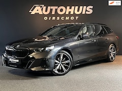 BMW 5-serie Touring - 520i High Executive Edition M Trekhaak/ Stuurverwarming/ H&K/ 20"/ Glazendak/ Memoryseats/