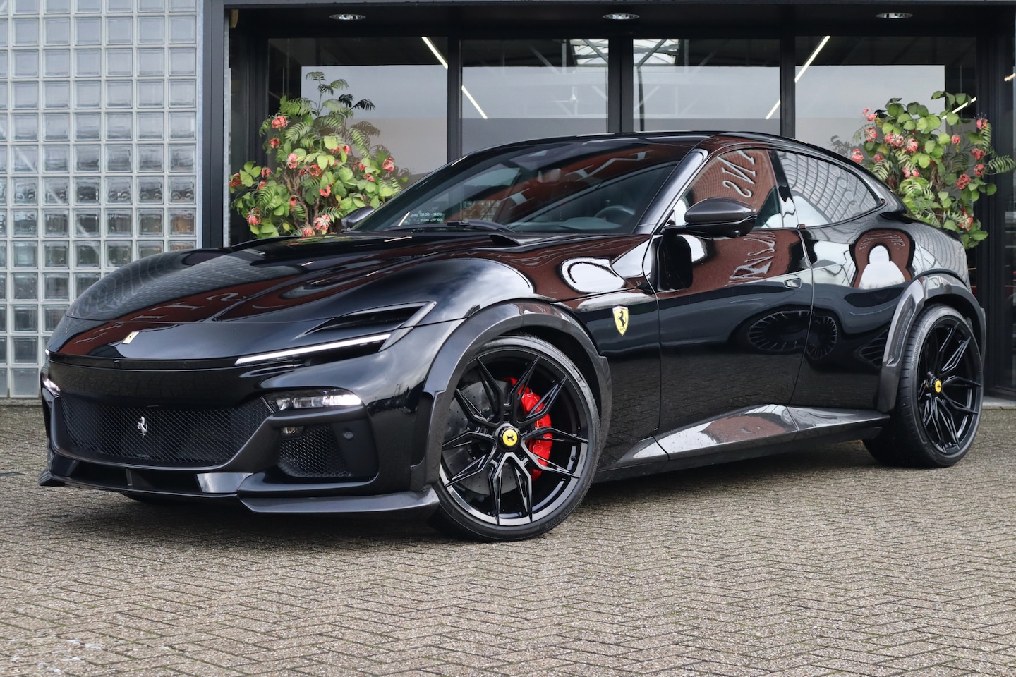 Ferrari Purosangue - 6.5 V12 | NOVITEC, Carbon in/ext., Lift, Passenger display, Massage, Panoramadak - AutoWereld.nl