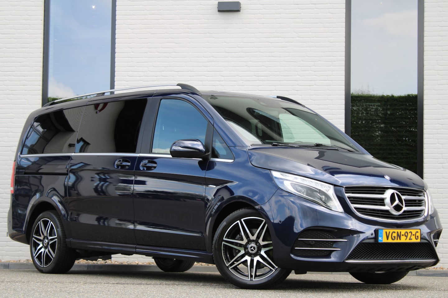 Mercedes-Benz V-klasse - 250d Aut / Lang / DC / AMG / Avantgarde / 2x Schuifdeur / Nette Staat - AutoWereld.nl