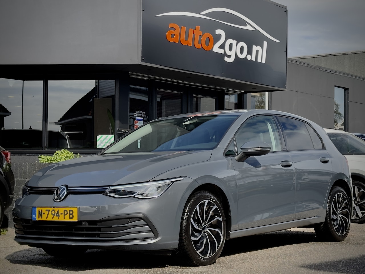 Volkswagen Golf - 1.5 TSI R-LINE NAVI DIGI-DASH APPLE-CARPLAY LED LMV PDC - AutoWereld.nl