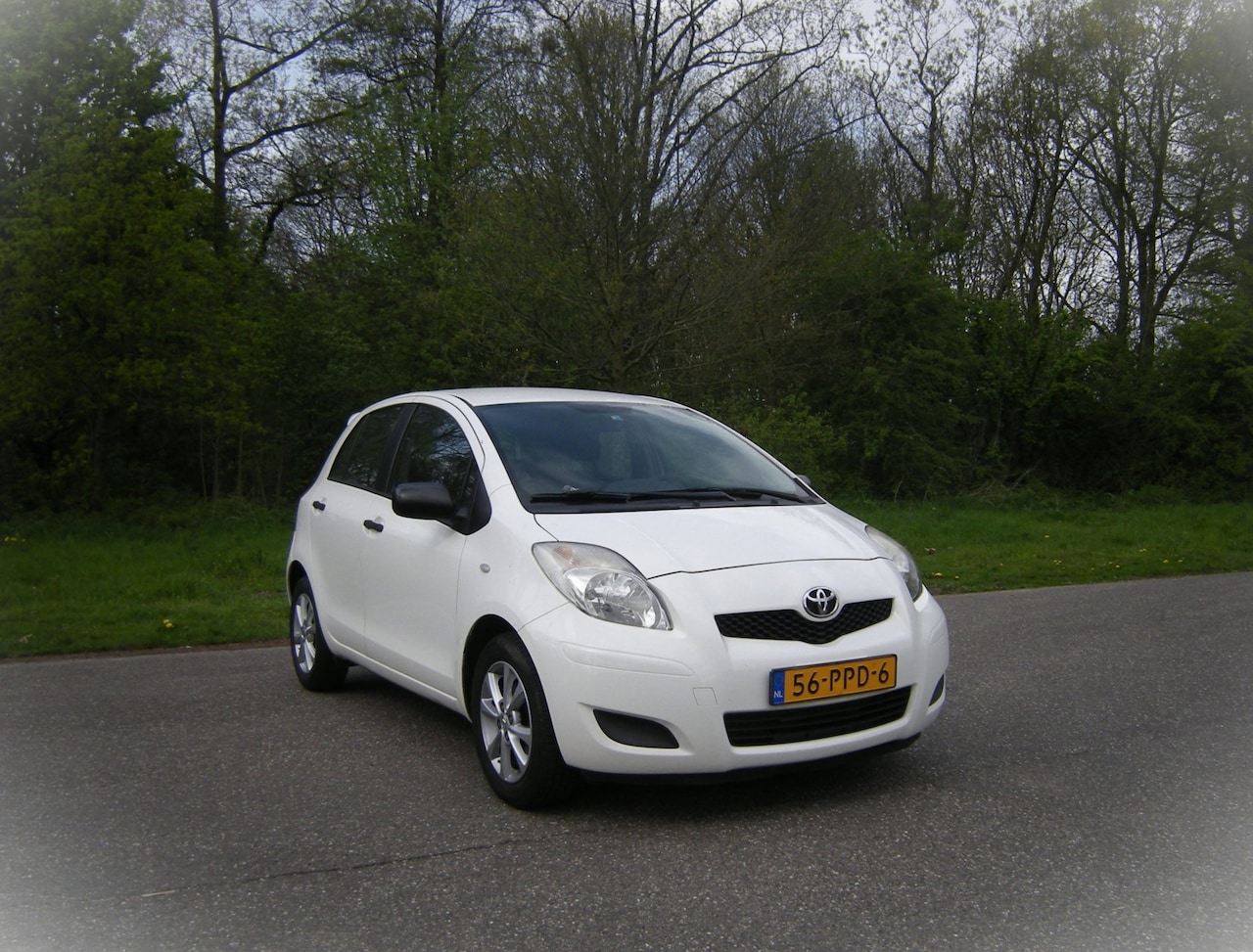 Toyota Yaris - 1.3 VVTi Comfort . 5 Deurs . Airco . LMV . Achter spoiler . elc ramen . enz - AutoWereld.nl
