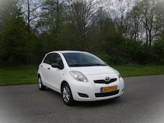 Toyota Yaris - 1.3 VVTi Comfort . 5 Deurs . Airco . LMV . Achter spoiler . elc ramen . enz