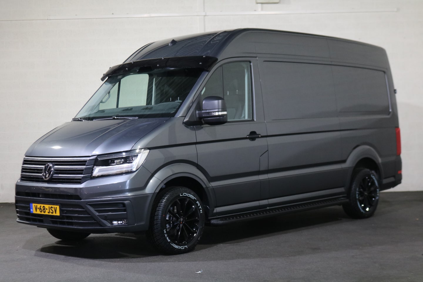 Volkswagen Crafter - 2.0 TDI 177pk L3 H3 Automaat Airco Navigatie Camera Led Chauffeurstoel - AutoWereld.nl