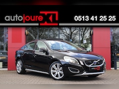 Volvo S60 - 2.0T Summum Automaat | Styling Kit | Schuifdak | BLIS | Camera | Origineel NL |