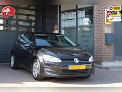Volkswagen Golf - 1.2 TSI Trendline // All season banden // Trekhaak // Elektrische ramen