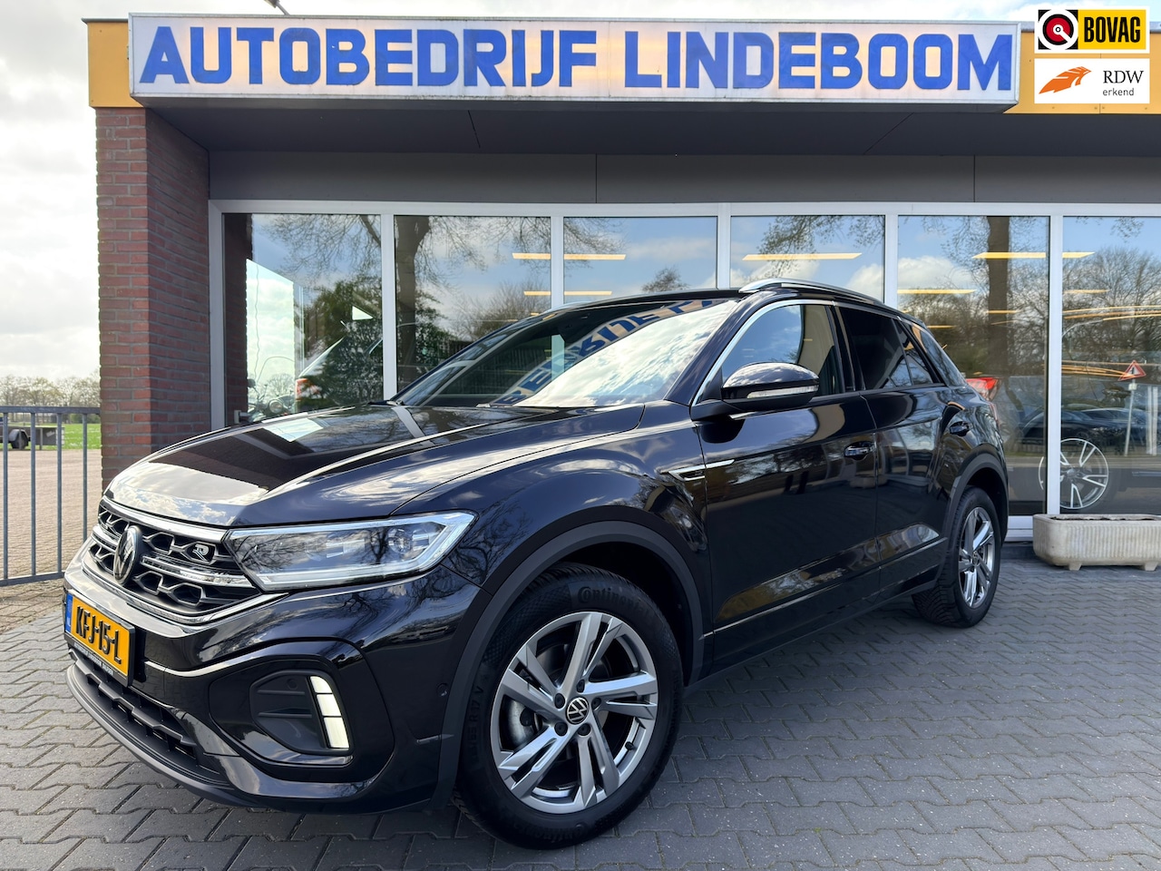 Volkswagen T-Roc - 1.5 TSI R-Line Acc, Trekhaak, All Season banden, Camera - AutoWereld.nl